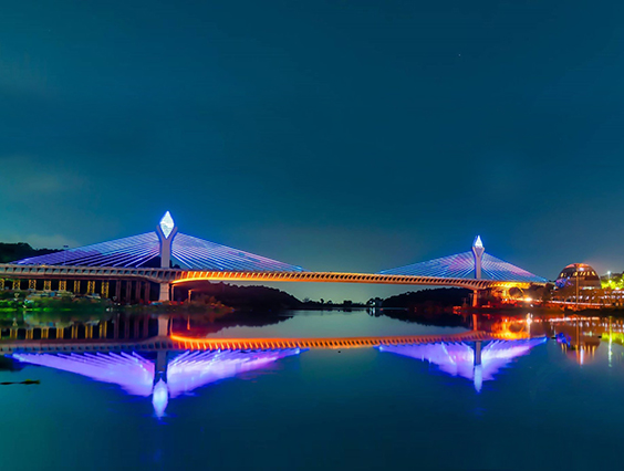 轟動印度，當?shù)厥鬃鶚蛄篖ED燈光秀—Durgam Cheravu Bridge